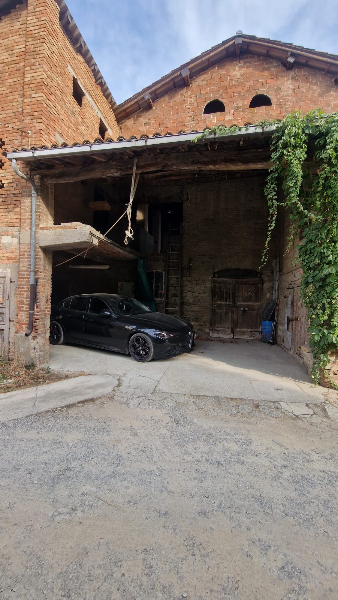 1 Parcheggio coperto da una tettoia